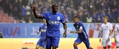 Demba Ba golle başladı