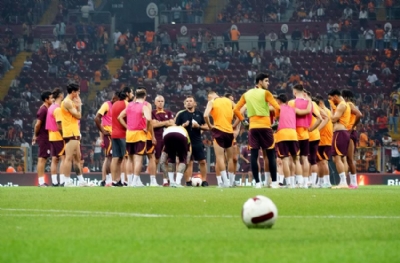 Galatasaray, Zalgiris maçı hazırlıklarını taraftara açık antrenman ile sürdürdü