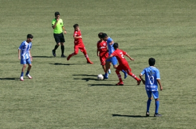 Depremzede çocuklar, futbol turnuvasında moral buluyor