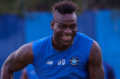 Balotelli konuşmayı sürdürüyor
