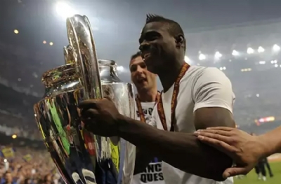 Mario Balotelli'den Zlatan Ibrahimovic'e kupalı cevap
