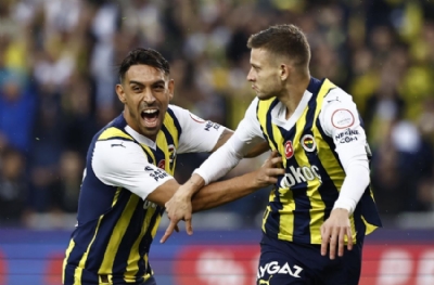 Öfkeli taraftarları gören Szymanski koşarak kendisini otele atmayı başardı