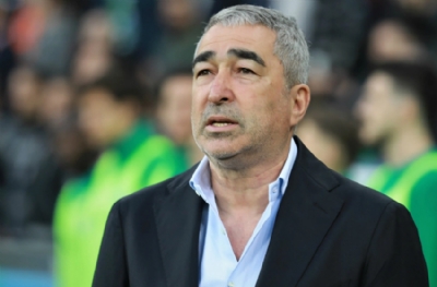 Samet Aybaba, Beşiktaşlı oyuncuları havaalanında taraftarın önüne attı