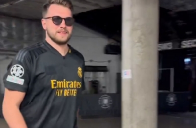 Adidas logosunu bantladı 