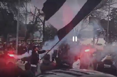 Ağaçlı Yol yanıyor! Beşiktaş taraftarları ortalığı yangın yerine çevirdi 