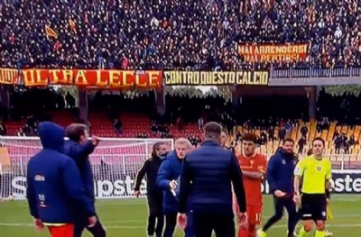 Teknik direktör sahaya daldı, rakip oyuncuya kafayı koydu! Sonunu hazırladı