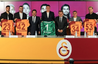Galatasaray'da beklenen imza töreni yapıldı! Fenerbahçe'nin elenmesini beklediler