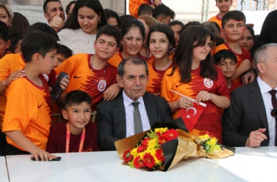 Helal olsun Galatasaray! Depremzede çocukları unutmadılar