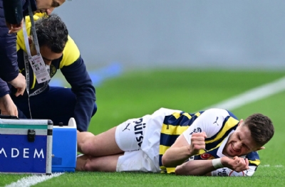 Fenerbahçe'de bir skandal daha! Ayak bileği bağı kopan adam maça devam etti