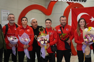 Şampiyonlar yurda döndü