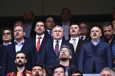 Bakanlar derbiyi tribünden izledi