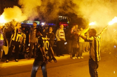 Fenerbahçeli taraftarlar sokaklara döküldü