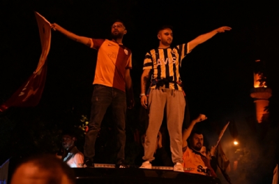 Ezeli rekabet bitti! Fenerbahçeliler formalarıyla Galatasaray kutlamalarına katıldı