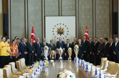 Fotospor yazdı! Dursun Özbek ve Okan Buruk kupalarla Cumhurbaşkanı'na gitti