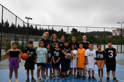 Kadın basketbolcular depremzede çocuklarla buluştu