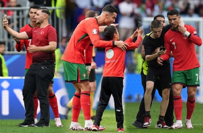 Türkiye maçında yaşanan rezalete UEFA 'dur' dedi! Suç duyurusu