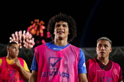 Venezuelalı kanat oyuncusu Eduard Bello için Fenerbahçe'nin rakibi Barcelona