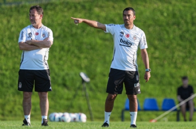 van Bronckhorst sol bek ile sol stoper bekliyor