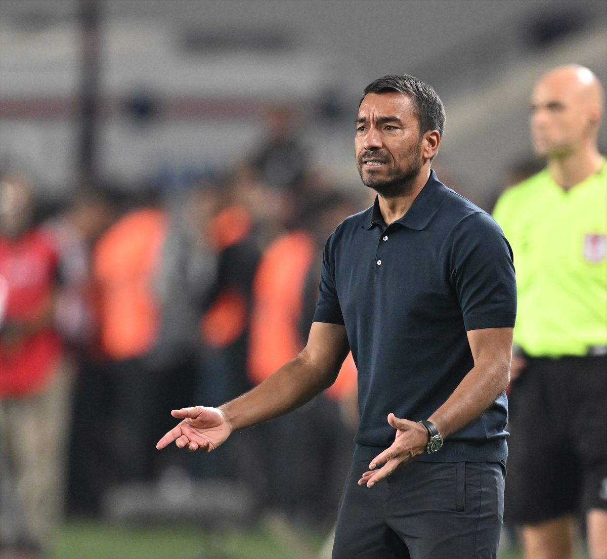 van Bronckhorst kanunları, kanunsuzluk mu? Beşiktaş tartışıyor