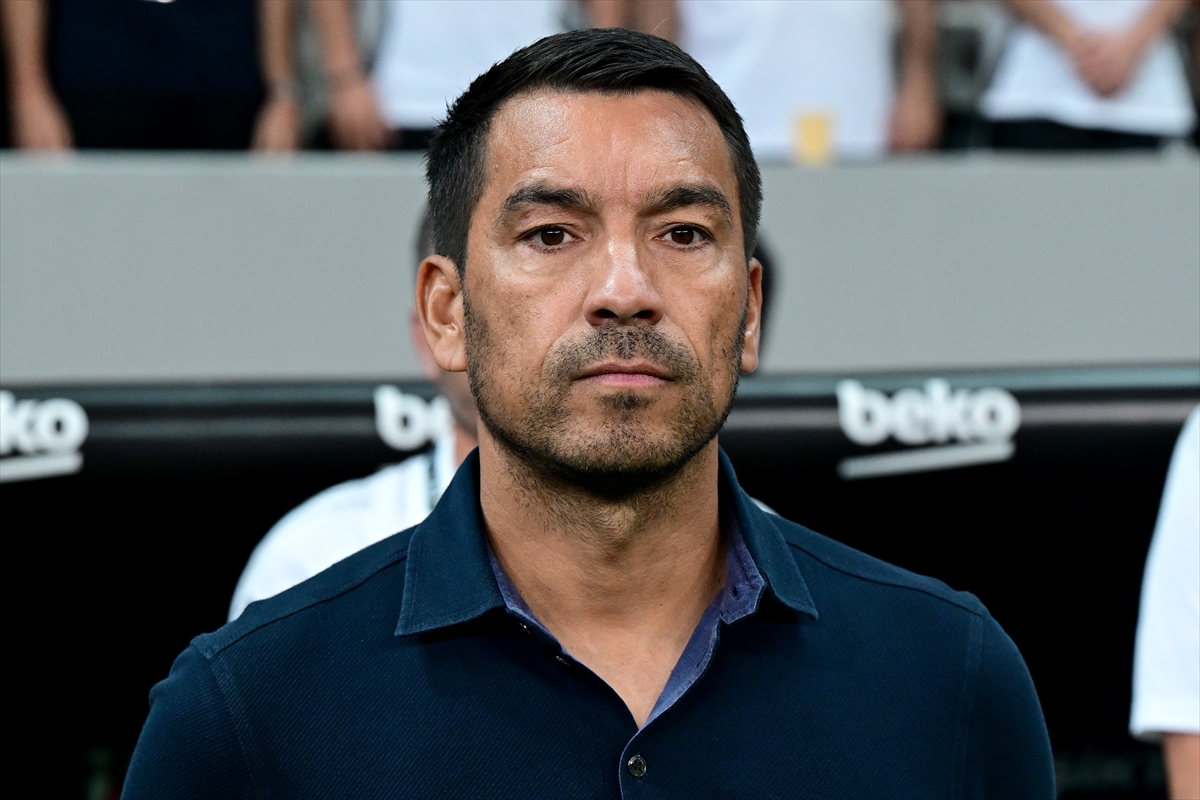 Beşiktaş "Bermuda Şeytan Üçgenine" Giriyor: van Bronckhorst İçin Zor Günler