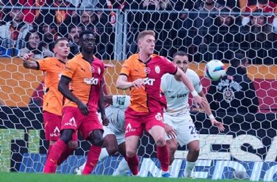 Galatasaray 4'lüye dönüyor