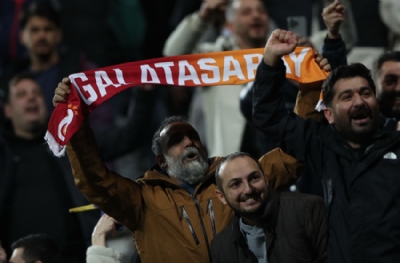 Galatasaray atkısı açtı tribün karıştı