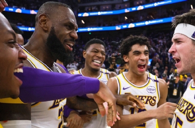 Lakers son saniyede kurtardı