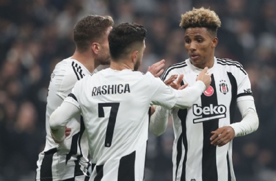 Beşiktaş'la dalga geçtiler! Dayak yiyen manken yaptılar