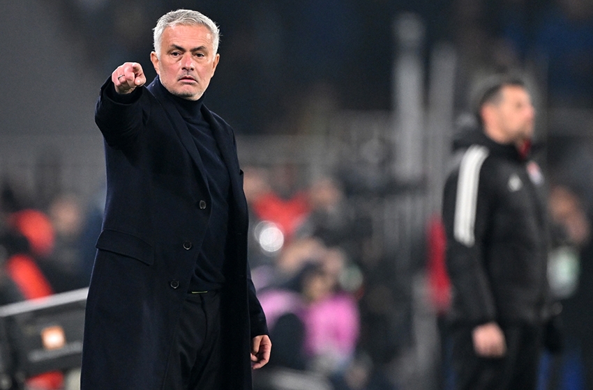 Mourinho faturayı çıkardı! Saha ortasında kesti