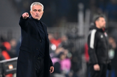 Mourinho faturayı çıkardı! Saha ortasında kesti