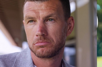 Edin Dzeko imzayı atıyor