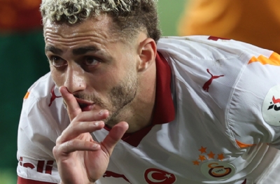 Barış Alper'den tarihi performans