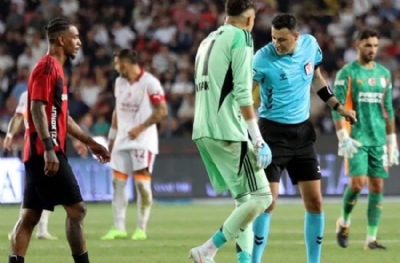 Sezonun ilk kırmızı kartı kaleci Burak'a