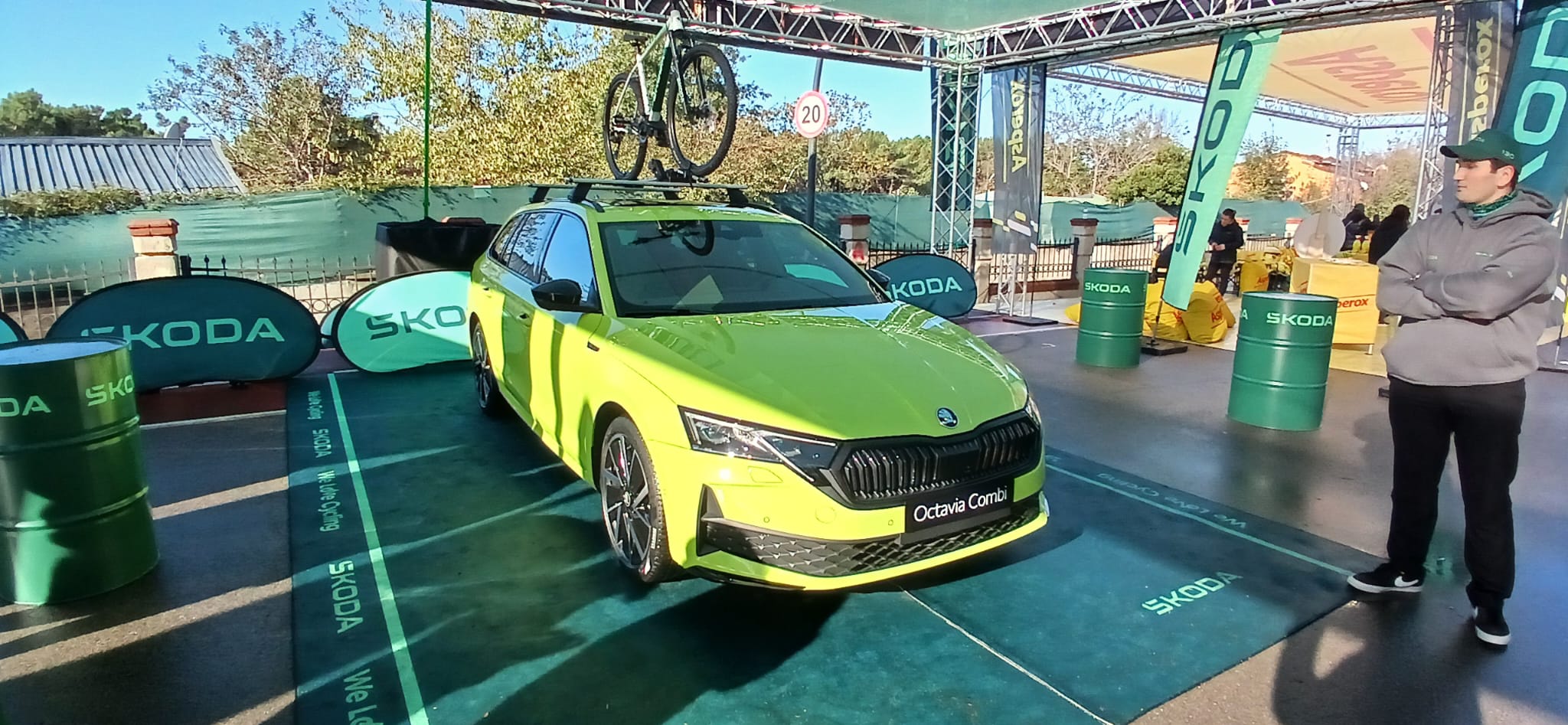 Fotoğraf: Etkinlikte alanında pek çok sponsor şirket ürünlerini bisikletseverlerle buluşturdu. Bunlardan biri de Skoda’ydı.