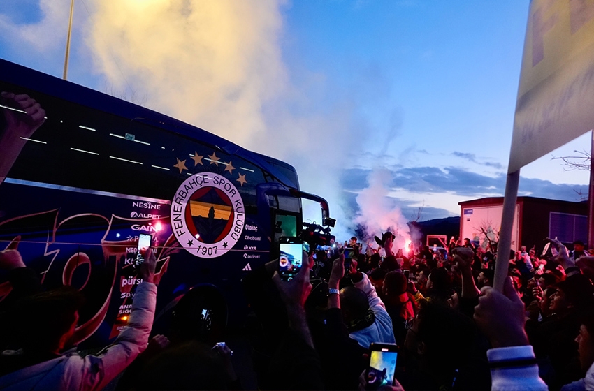 Fenerbahçeli taraftardan meşaleli uğurlama