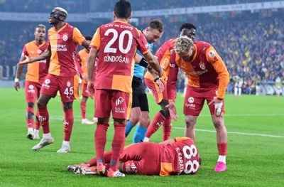 Fenerbahçe - Galatasaray derbisinde sahaya çakmak atan holigan yakalandı